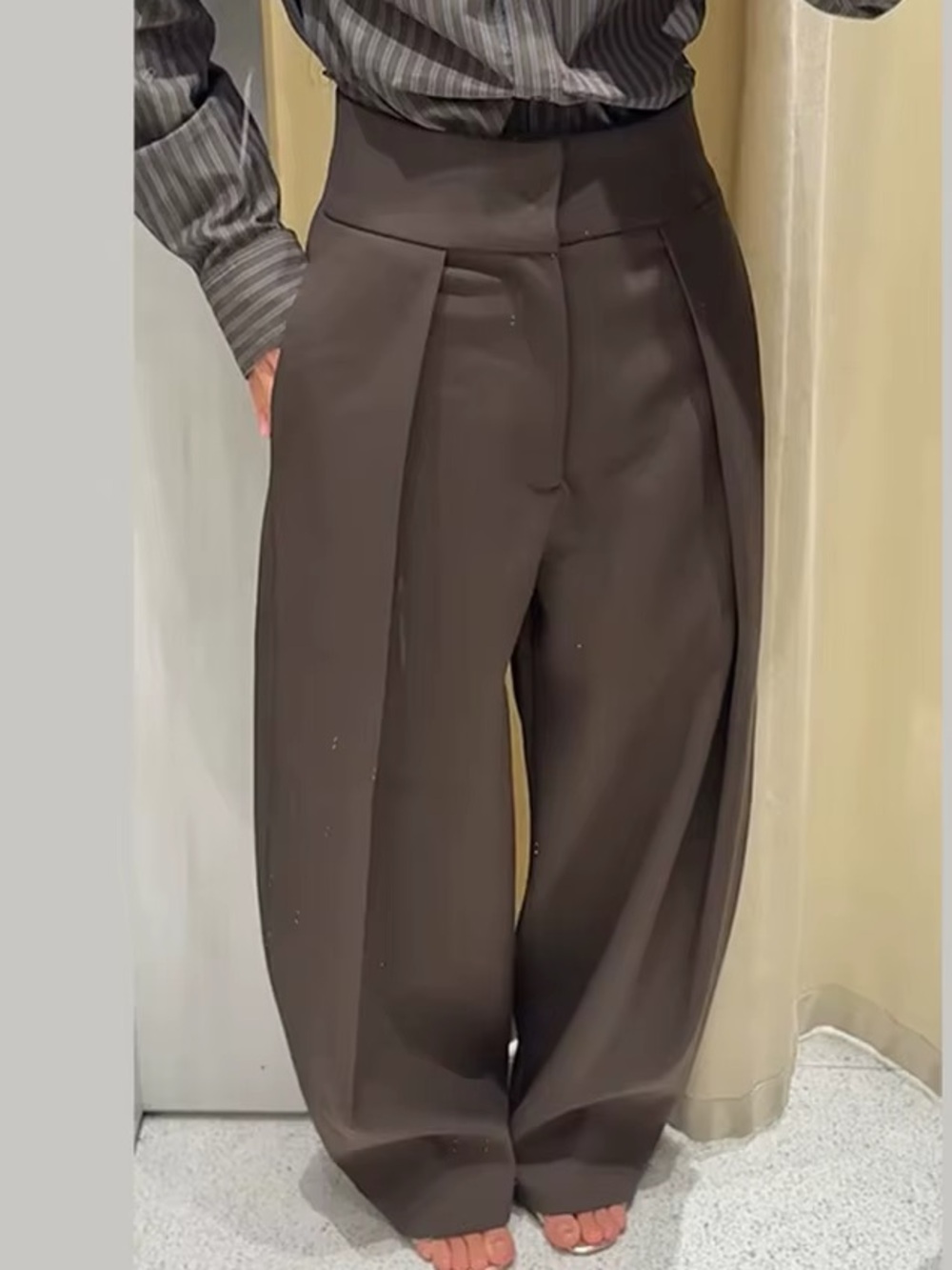 Zara Khaki Pleated Balloon High-Waisted Pants/Trousers. Size XL.